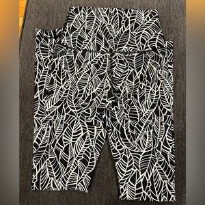 Lululemon black with white leaves pattern (Size 2 28”) inside tag missing